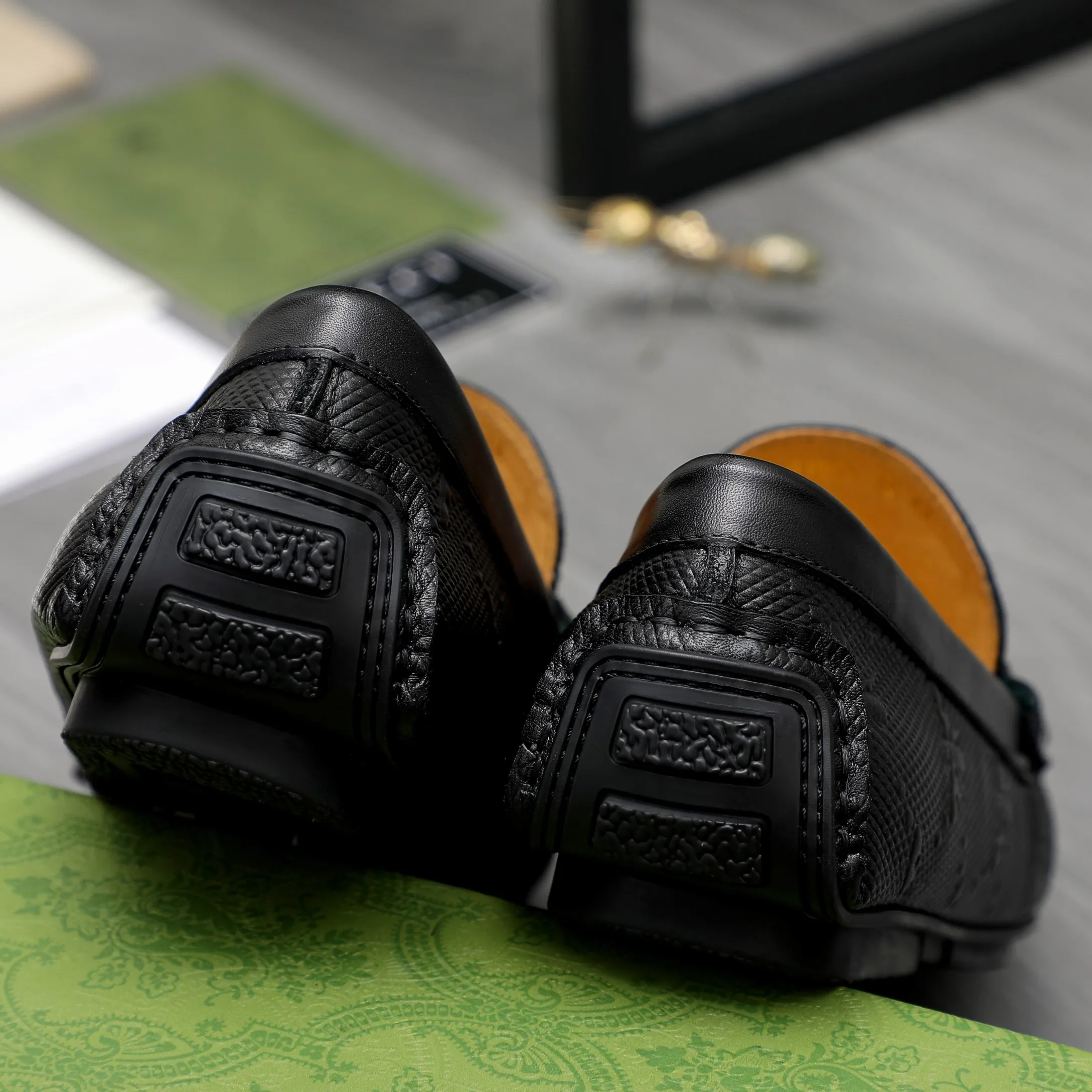 Men's shoes 💰400 Product trademark: GUCCI "Gucci" casual slip-on shoes Regular size: 38-45 (45 is custom-made and non-returnable) Product materials: Selected embossed cowhide upper, pigskin lining, rubber outsole